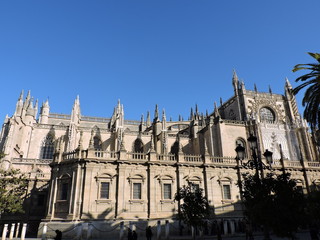 Fototapeta na wymiar Monumental y bellísima Catedral sevillana, España
