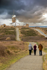 Pointe du Raz. Promenade à travers la lande sous ciel sombre. Finistère. Bretagne