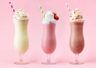 Foto op Plexiglas Milkshake Vanille, Aardbeien en Chocolade milkshake