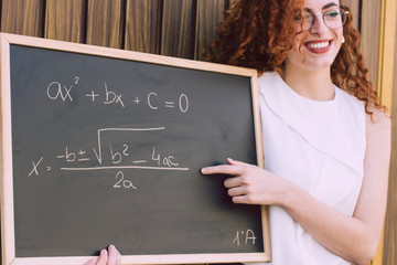 Profesora joven enseñando una lección de matemáticas © nanihta
