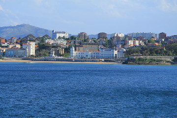 Bahía de Santander con el mar en primer plano y el Sardinero al fondo (Cantabria - Spain)