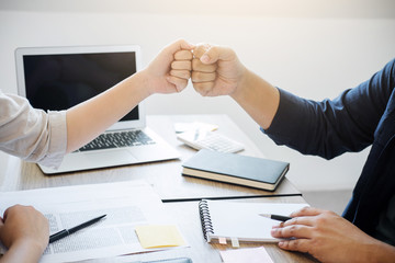 Obraz premium Teamwork of business partnership giving fist bump to greeting start up business strategy project