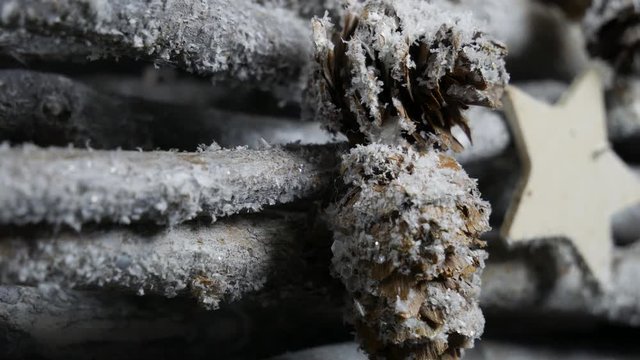 ramas de arbol con nieve y decoraci&oacute;n navide&ntilde;a