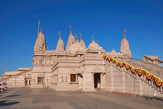 Side Fa&ccedil;ade, BAPS Swaminarayan mandir, Katraj