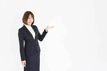 スーツの日本人女性