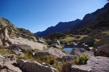 Lac bleu de montagne et relief au loin