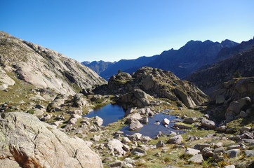 Lac bleu de montagne et relief au loin