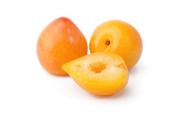 Gelbe Pflaumen, ganz und halbiert