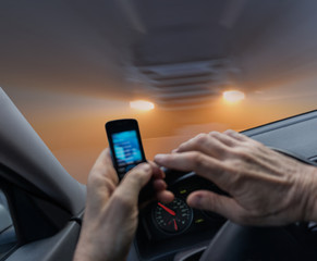 Verkehrsdelikt Handy am Steuer Autofahrer riskiert Frontalzusammenstoß mit LKW - Traffic offence...