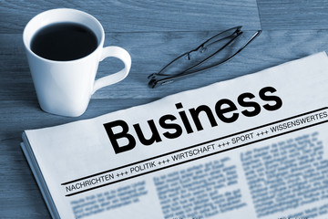 Eine Tasse Kaffee und eine Wirtschaftszeitung