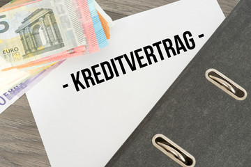 Euro Geldscheine und ein Kreditvertrag