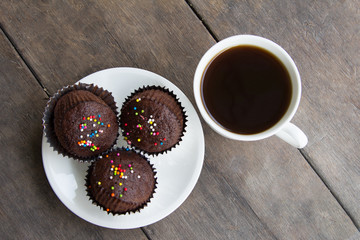 Coffee break serve chocolate cupcakes and black coffee.