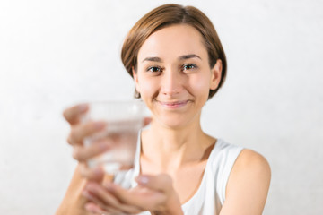 水を手渡す女性（水分補給のイメージ）