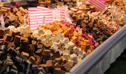 Tableaux ronds sur aluminium brossé Bonbons A Display of Freshly Made Fudge on a Market Stall.