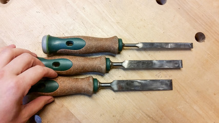 Handwerkerin arbeitet mit Holz Beitel Werkzeug in Werkstatt