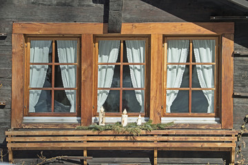 Fensterschmuck an einem Haus in Zermatt, Wallis, Schweiz