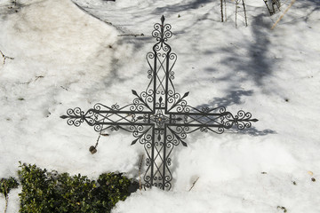 Eingeschneites Friedhofkreuz, bei der Pfarrkirche, Zermatt, Schweiz
