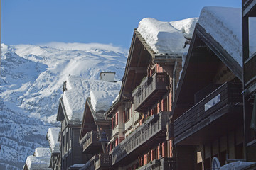 Häuser mit Schnee bedeckten Dächern, Zermatt, Wallis, Schweiz