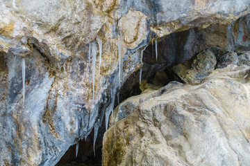 Eiszapfen auf einem Fels
