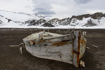 Fototapeta na wymiar Old wooden boat on the beach