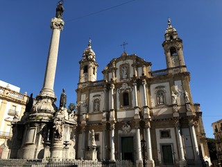 Fototapeta na wymiar Palermo, piazza e chiesa di San Domenico