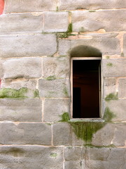 Alte Natursteinmauer mit Fensteröffnung