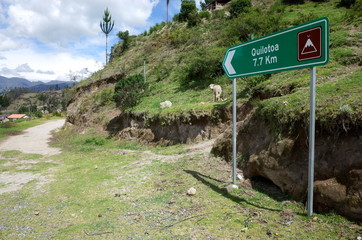 A sign marks the way of the Quilotoa Loop hike in the Ecuadorian Andes