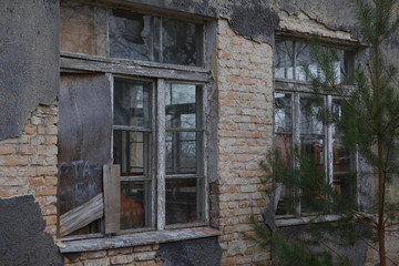 Fototapeta na wymiar Fenster in alter Kaserne im Trebbiner Ortsteil Glau