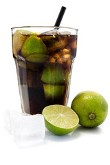 Cuba Libre Cocktail mit Limetten und Eiswürfel isoliert freigestellt auf weißen Hintergrund,...