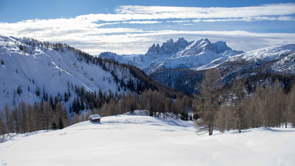 Fototapeta na wymiar Panorama alpino d'inverno