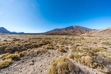 Kraterebene mit Felsformation Roques de García und Vulkan Teide auf der Insel Teneriffa 