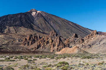 Vulkan Teide und Kraterlandschaft mit Felsformation Roques de Garc&iacute;a auf der Insel Teneriffa 