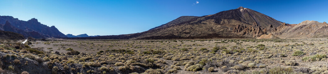Kraterebene mit Felsformation Roques de García und Vulkan Teide auf der Insel Teneriffa als Panoramafoto