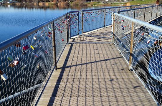 Schwimmende Brücke mit Liebesschlössern im Freiburger Seepark