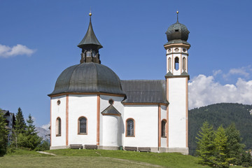Obraz premium Das&nbsp;Seekirchl Heilig Kreuz&nbsp;in Seefeld