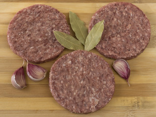 Hamburguesas de ternera con condimentos para cocinar.