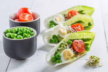 Salad decomposition in chicory with avocado, asparagus and peas