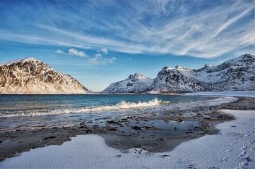 Lofoten, with its diverse topography, has great local weather variations due to its tall mountains and different islands. This means that while one part of Lofoten may experience heavy snow and overca