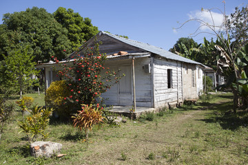 Fototapeta na wymiar Old wooden house in rural areas in Cuba...