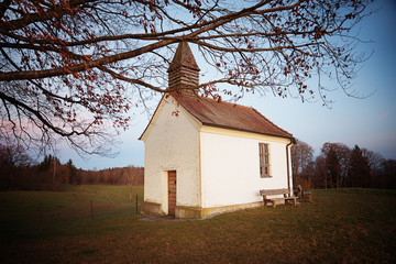 kleine Kapelle auf dem Hügel in der Dämmerung