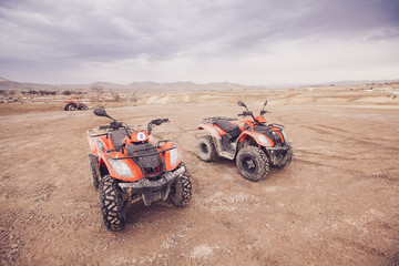 Obraz premium ATV Quad Bike in front of mountains landscape