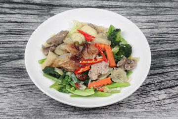 Fried big noodle with chicken and vegetables.