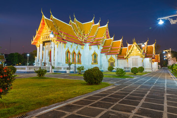 Naklejka premium Wat Benjamaborpit or marble temple in Bangkok, Thailand with twilight sky