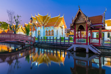 Obraz premium Wat Benjamaborpit or marble temple in Bangkok, Thailand with twilight sky