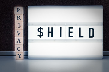 Bauklötze mit Aufschrift Privacy Shield zur Verdeutlichung des EU USA Privacy-Shiled Abkommens zur...