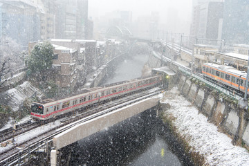 雪が降るお茶の水（丸ノ内線と中央線）