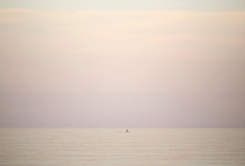 Obraz premium colorful sunset on a calm sea horizon