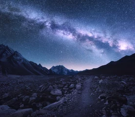 Fotobehang Ruimte. Melkweg en bergen. Fantastisch uitzicht met bergen en sterrenhemel & 39 s nachts in Nepal. Trail door bergdal en hemel met sterren. Himalaya. Nachtlandschap met heldere melkweg © den-belitsky