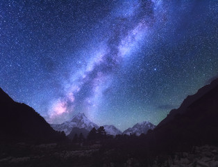 Ruimte. Melkweg. Geweldige scène met Himalaya-bergen en sterrenhemel & 39 s nachts in Nepal. Hoge rotsen met besneeuwde piek en hemel met sterren. Manaslu, Himalaya. Nachtlandschap met heldere melkweg
