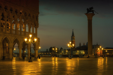 Fototapeta na wymiar Famous Doge palace, column with winged lion and San Marco square at sunrise in Venice, Italy